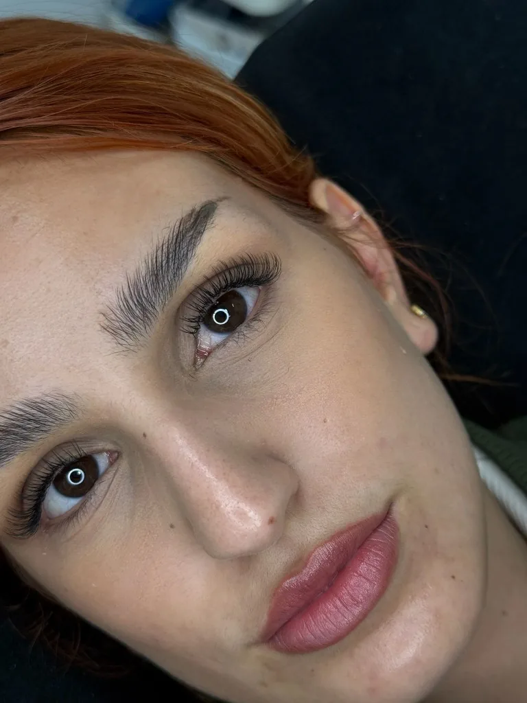 Mujer con extensiones de pestañas y cejas definidas