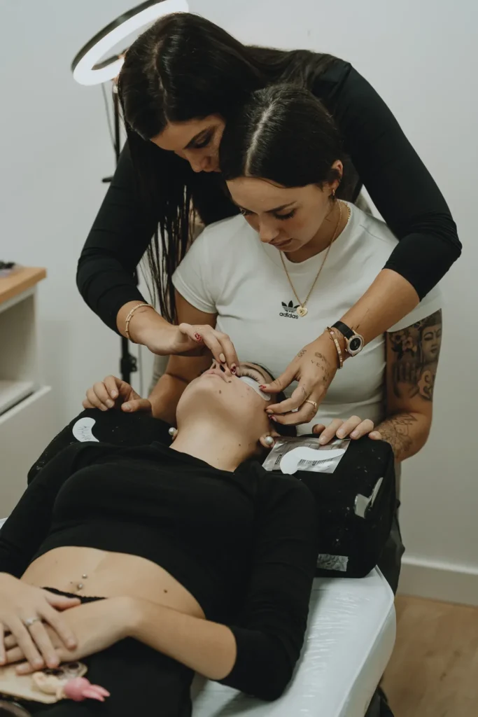 Práctica de extensiones de pestañas en el curso de Barcelona