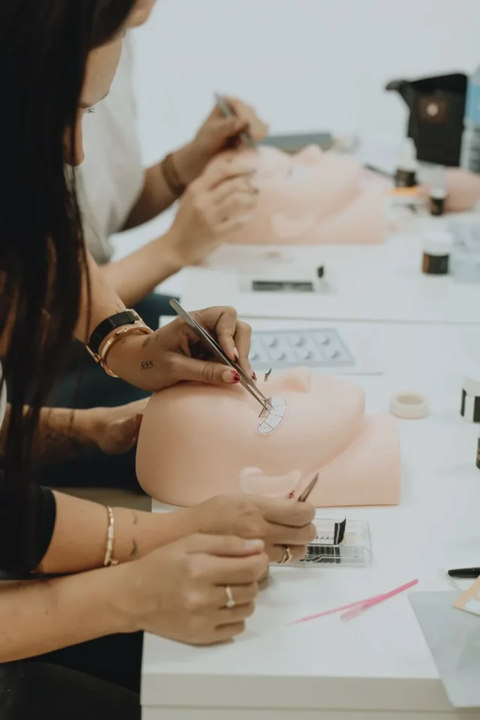 Formación con maniquís en el curso de extensiones de pestañas en Cádiz