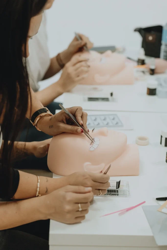 Formación con maniquis para cejas y pestañas
