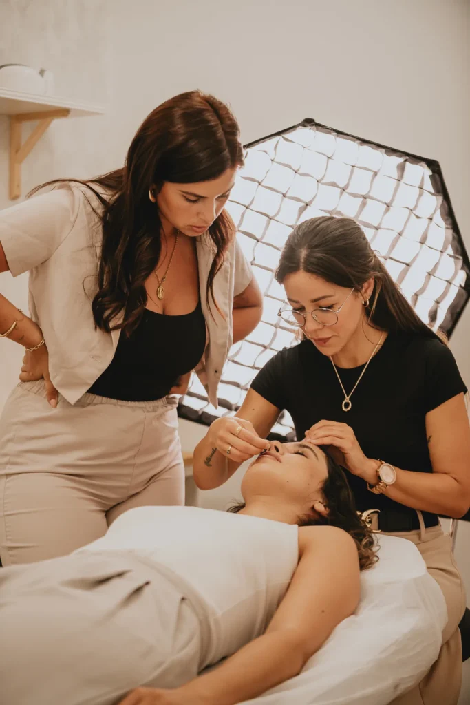 Práctica de cejas con lámpara durante la formación