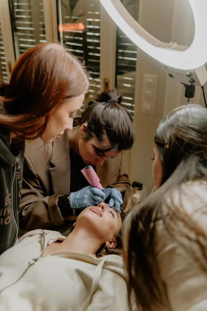 Práctica de microblading de cejas con aro de luz