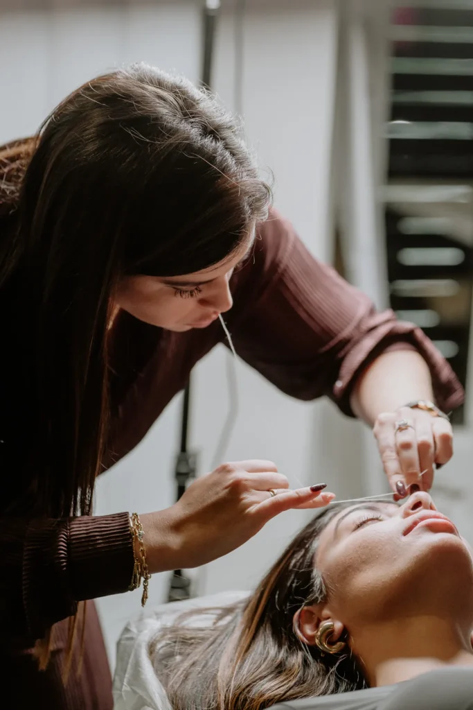 Técnica de depilación de cejas con hilo en formación