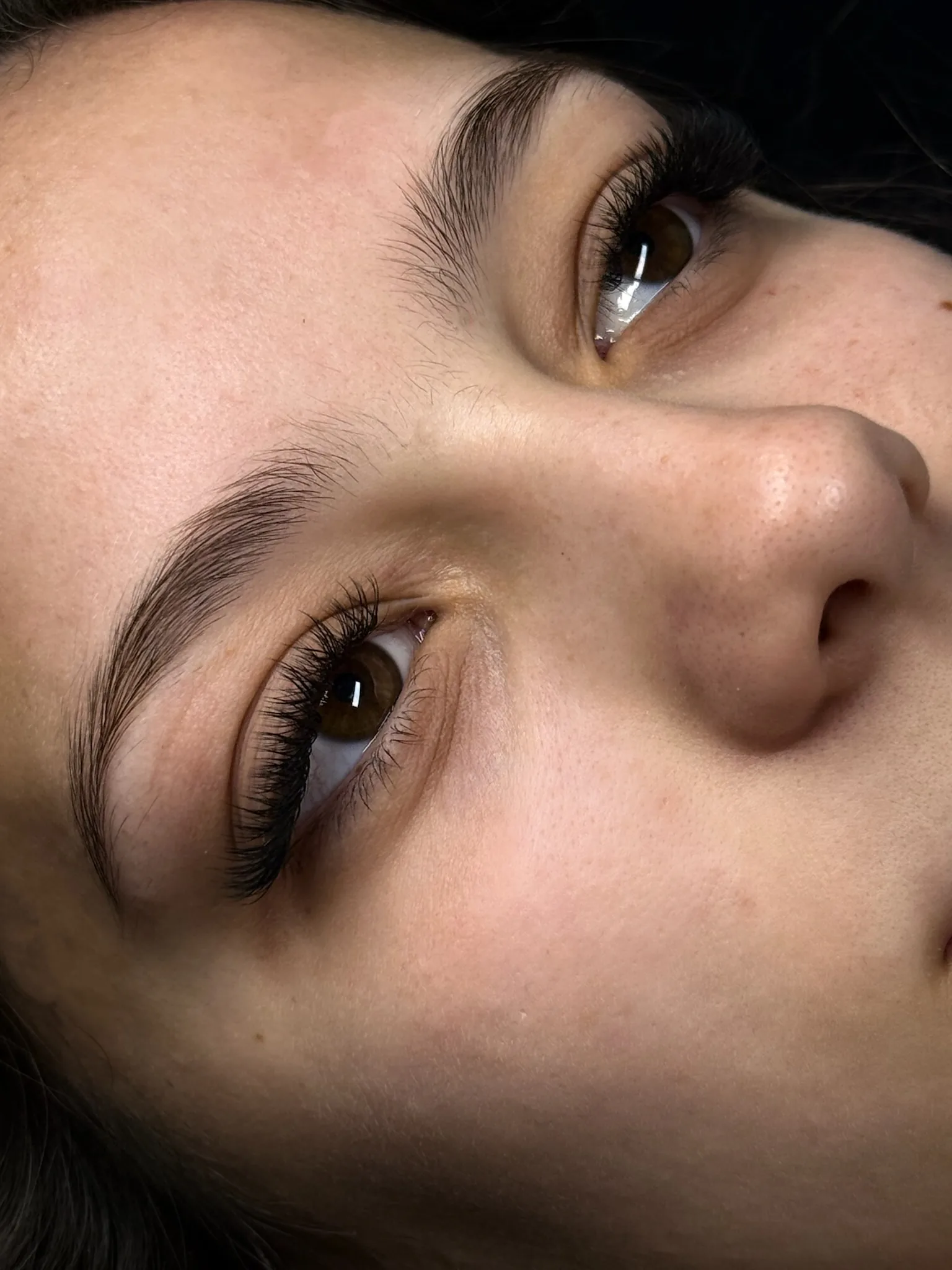 Extensiones de pestañas de una clienta en Venus Brows, centro de estética en Chiclana